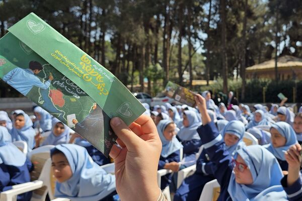 جشن عاطفه‌ها؛ لبریز از مهربانی در دبستان دخترانه قدر بهارستان ۲