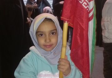 دانش‌آموزان در راهپیمایی شبانه با استقبال از احساس غرور و عشق به میهن و انقلاب سخن می‌گویند