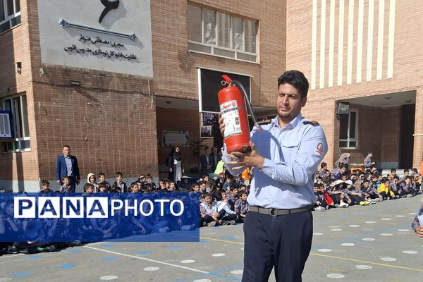 آموزش نکات ایمنی آتش‌نشانی در آموزشگاه معارف ۶