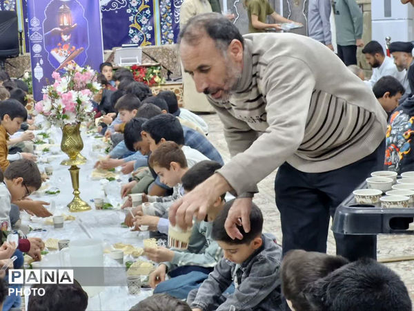 آیین جزءخوانی نوجوانان قمی در بقعه ابن بابویه 