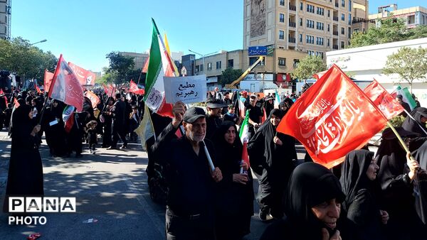 بدرقه باشکوه پیکر رهبر شهید روی دستان پرمهر ملت