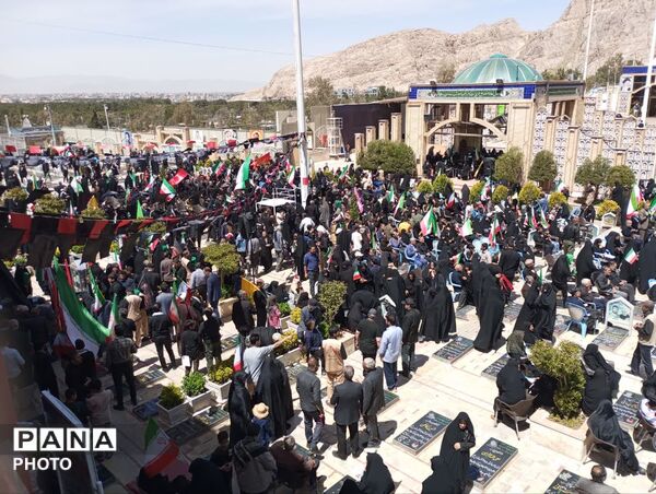 حضور پر شور مردم کرمان در چهلمین روز شهدای جنگ رمضان