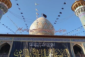 اهتزاز پرچم سیاه حسینی بر گنبد حرم مطهر سید علاءالدین حسین(ع)