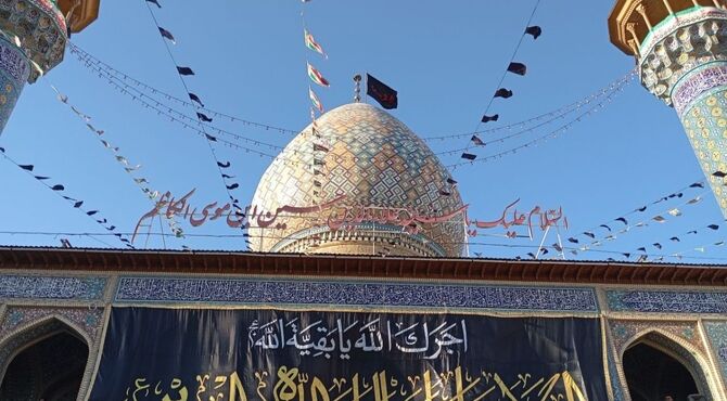 اهتزاز پرچم سیاه حسینی بر گنبد حرم مطهر سید علاءالدین حسین(ع)