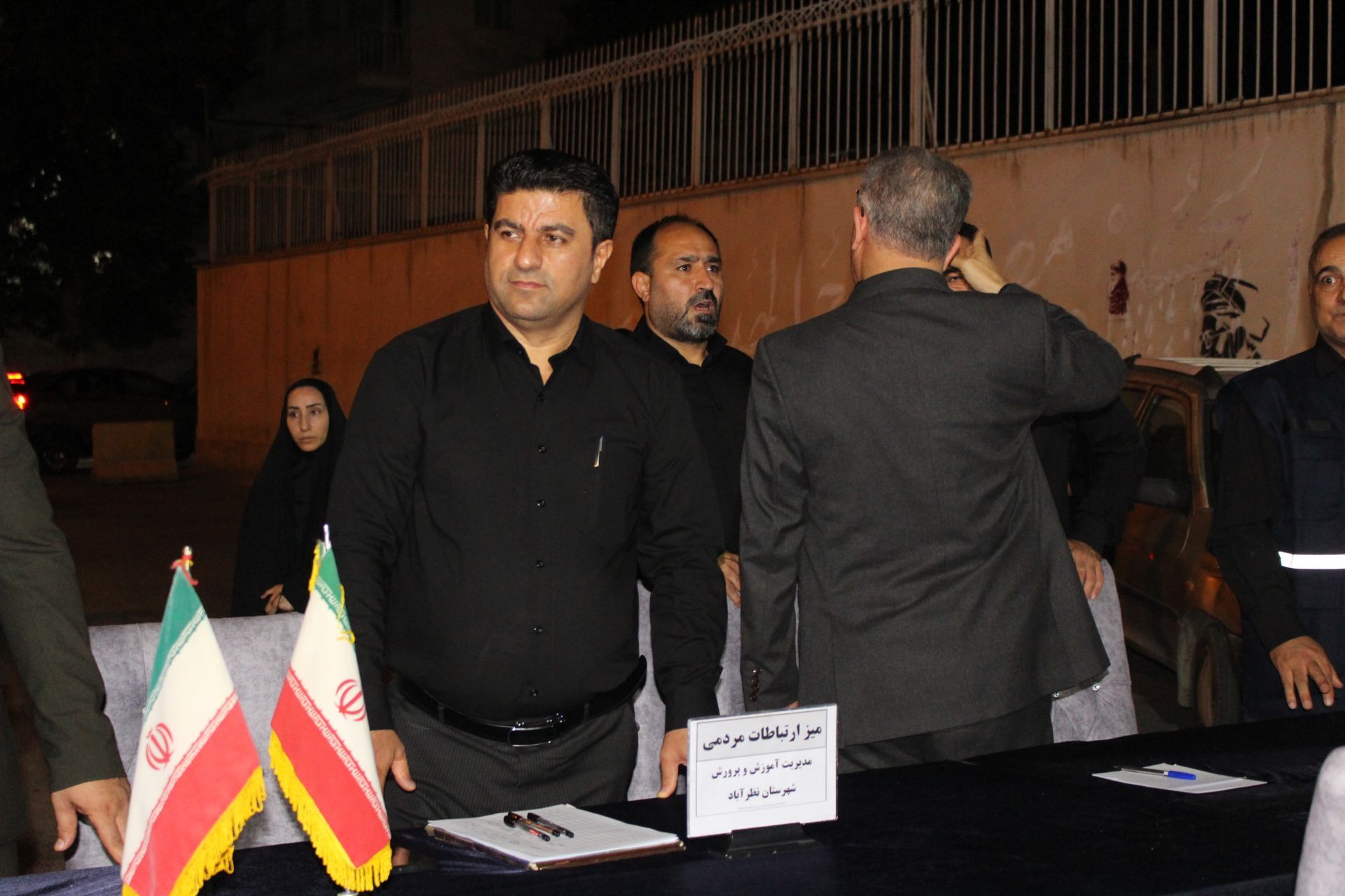 پاسخگویی مستقیم مسئولان نظرآباد به شهروندان در میز خدمت شبانه 