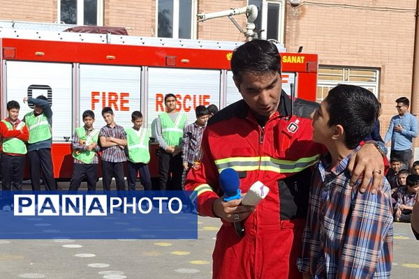 آموزش نکات ایمنی آتش‌نشانی در آموزشگاه معارف ۶