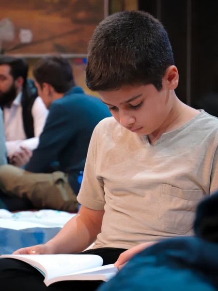 جلوه‌ای از اعتکاف دانش‌آموزی در مسجد امام علی‌بن‌ابی‌طالب (ع)