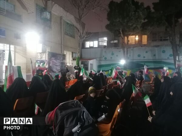 اجتماع بزرگ خانوادگی بر مدار ایران با حضور دانش آموزان ناحیه 3 مشهد