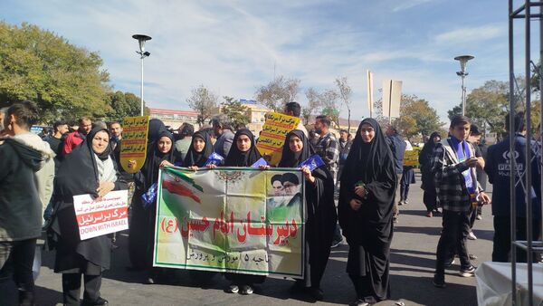 غرفه نسل افتخار سازمان دانش‌آموزی استان آذربایجان شرقی در راهپیمایی ۱۳‌ آبان