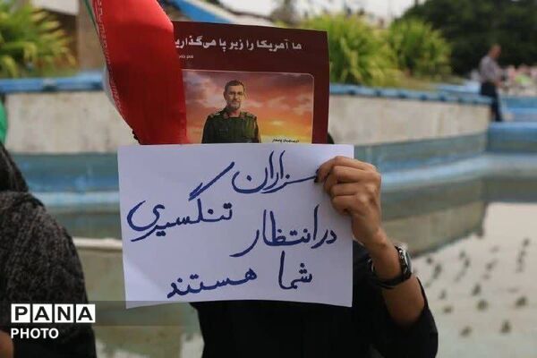 وداع حماسی دریادلان هرمزگان با فرمانده شهید علیرضا تنگسیری در بندرعباس