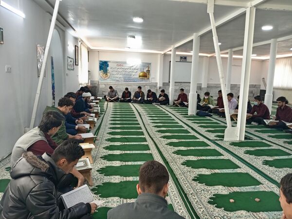 نماز جماعت و محفل انس با قرآن در دبیرستان آیت الله خامنه‌ای