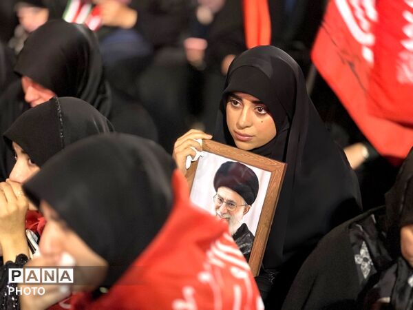 وداع حماسی مردم با شهدای وطن در مصلای تهران