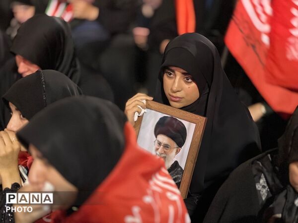وداع حماسی مردم با شهدای وطن در مصلای تهران