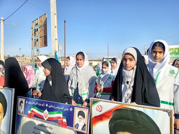 حضور دانش‌آموزان بخش سراب میمه در راهپیمایی۲۲بهمن 
