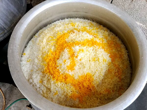 پخت و توزیع نذری در روز تاسوعای حسینی روستای حسن آباد داراب استان فارس