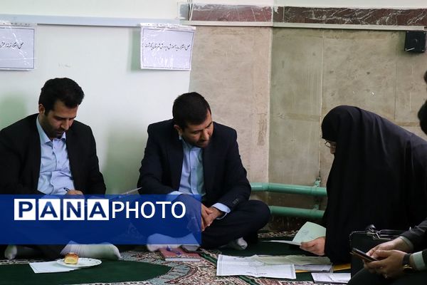 میز خدمت ویژه فرهنگیان در شهرستان پاکدشت به‌مناسبت گرامیداشت هفته معلم 