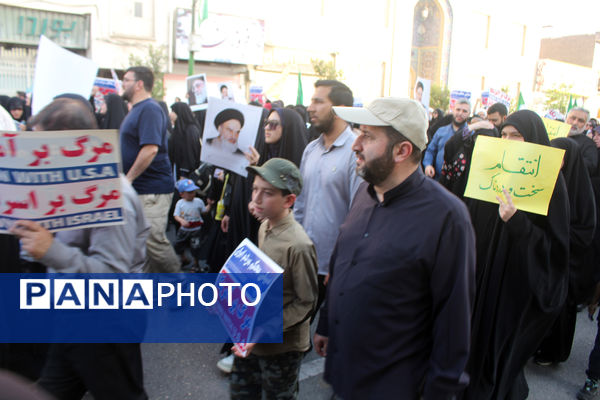 جلوه‌های حماسی از حضور نوجوانان قمی در مراسم تشییع شهدا 