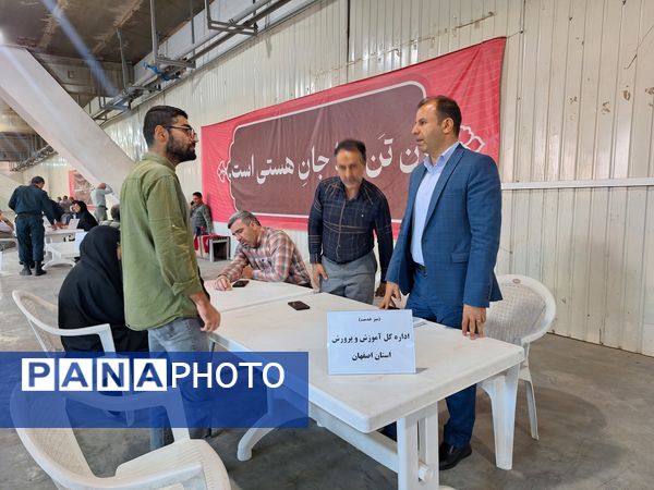 حضور پرشور دانش‌آموزان عضو سازمان دانش‌آموزی در نمازجمعه اصفهان