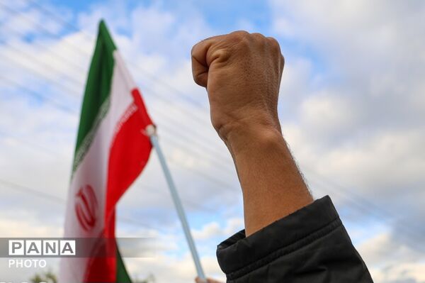 تشکیل زنجیره انسانی اطراف نیروگاه حرارتی برق مشهد