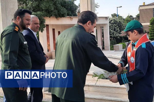 استقبال دانش‌آموزان پیشتاز از فرمانده سپاه استان تهران در اداره کل آموزش و پرورش شهرستانهای تهران