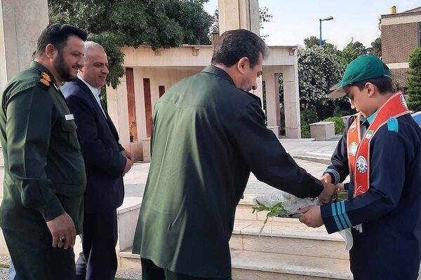 استقبال دانش‌آموزان پیشتاز از فرمانده سپاه استان تهران در اداره کل آموزش و پرورش شهرستانهای تهران