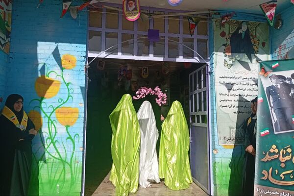 نمایشگاه بسته «ایرانمون» در دبیرستان نرجس یک