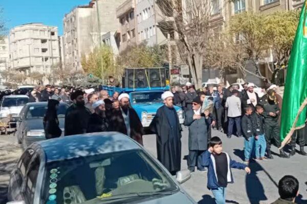 مراسم پیاده روی از مسجد موسی بن جعفر تا امام زاده اسماعیل درشهرستان فیروزکوه