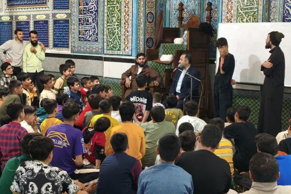 اعتکاف دانش آموزی در مسجد حضرت ابوالفضل قیامدشت