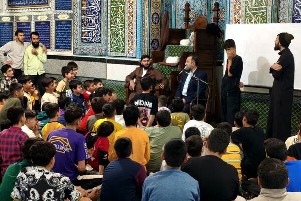 اعتکاف دانش آموزی در مسجد حضرت ابوالفضل قیامدشت