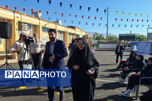 آیین نواختن زنگ مدرسه با شروع سال تحصیلی جدید 