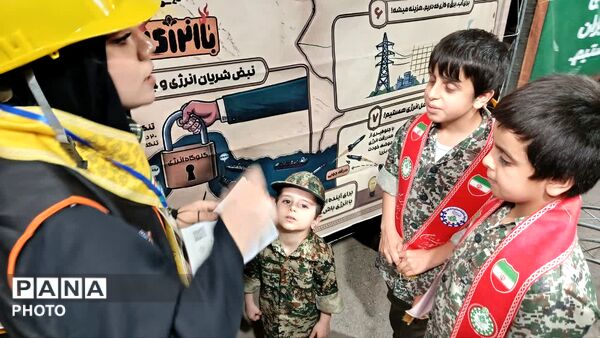 بازدید مشاور وزیر در امور تشکل‌های دانش‌آموزی از موکب «باانرژی ها» در قم