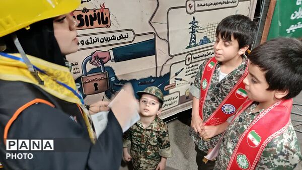 بازدید مشاور وزیر در امور تشکل‌های دانش‌آموزی از موکب «باانرژی ها» در قم
