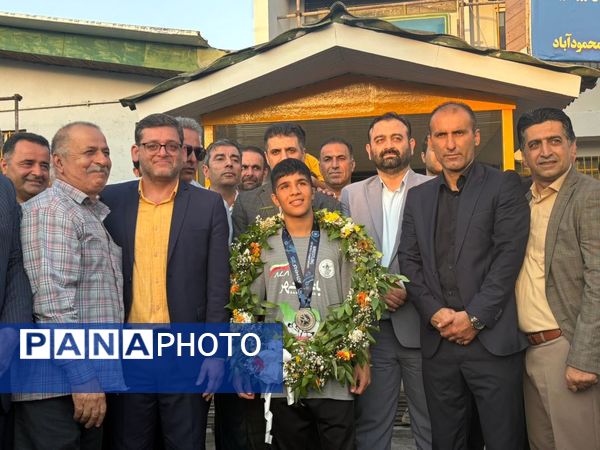 استقبال محمودآبادی‌ها از نایب قهرمان رقابت‌های کشتی نوجوانان جهان