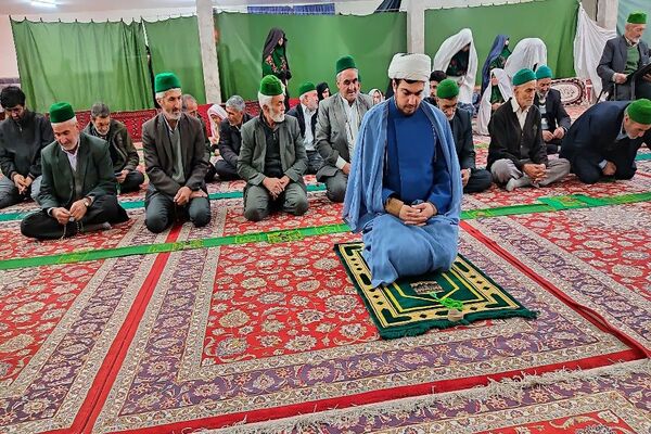 اقامه نماز جماعت باحضور معتکفین در مسجد جامع شهر بار نیشابور 
