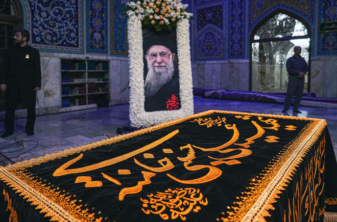 مزار مطهر رهبر شهید انقلاب اسلامی در حرم مطهر رضوی