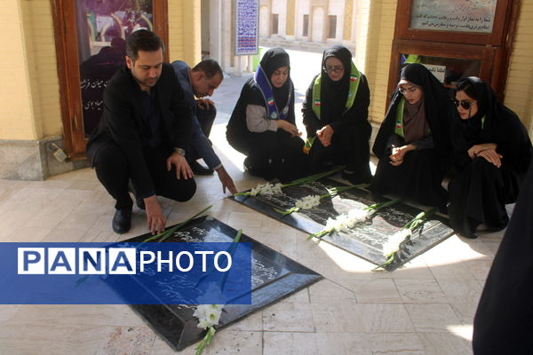 تجدید میثاق مدیر سازمان دانش آموزی استان بوشهر با شهدا