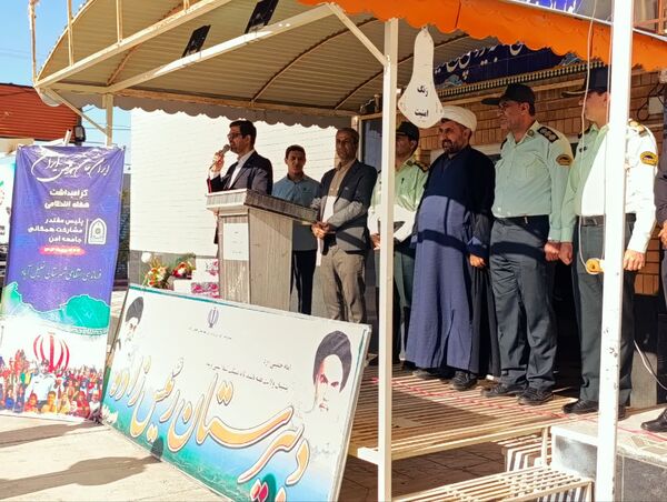 تقدیر مدیر دبیرستان رئیس زاده از پرسنل نیروی انتظامی خلیل آباد