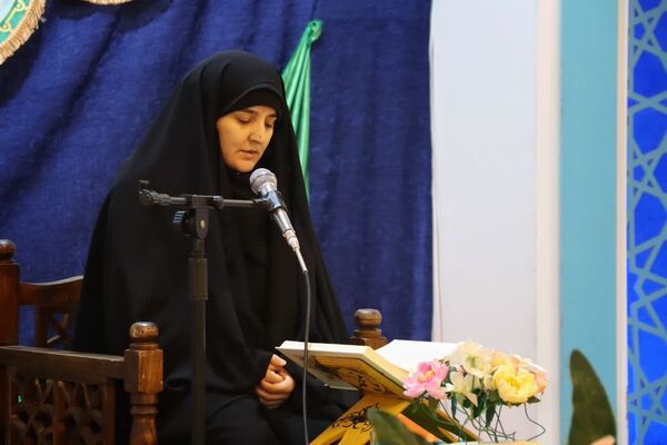 محفل انس با قرآن بانوان به‌مناسبت دهه فجر در امامزاده عباس بن موسی (ع)