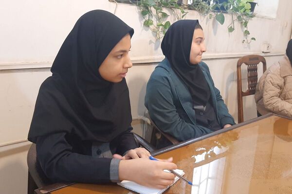 جلسه مدیر با دانش آموزان منتخب پژوهشسرا در دبیرستان شهدای هسته ای قرچک