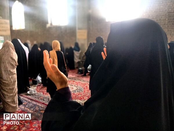 از پیر تا دانش آموز در نماز جمعه نیشابور حضور دارند-۱
