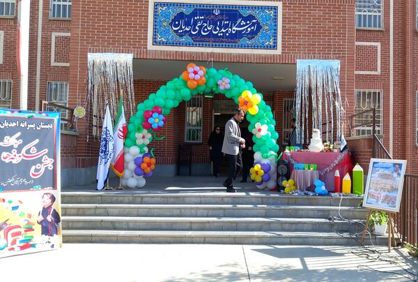 برگزاری جشن شکوفه ها در دبستان حاج تقی احدیان ناحیه ۶ مشهد
