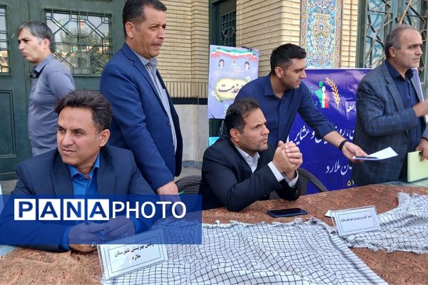 پاسخگویی و رفع مشکلات مردمی توسط مسئولان آموزش و پرورش در میز خدمت نماز جمعه