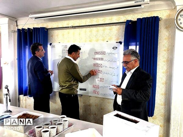 برگزاری انتخابات انجمن اولیا و مربیان در مدرسه وابسته به دانشگاه زانیاران کردستان