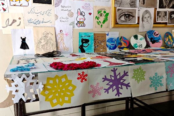 برگزاری نمایشگاه آثار هنری دانش‌آموزان در دبیرستان هوشنگی