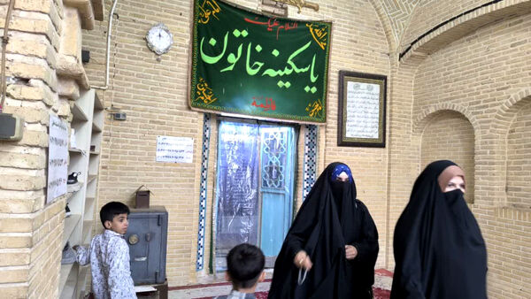 حال و هوای امامزاده سکینه خاتون(س) قم در روز طبیعت