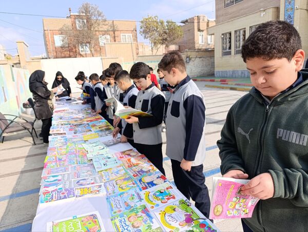 برگزاری نمایشگاه کتاب در دبستان معلم دو آشخانه 