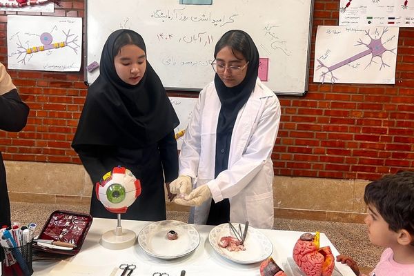 ویژه‌برنامه روز آزمایشگاه در دبیرستان پروفسور رزاقی کهریزک 