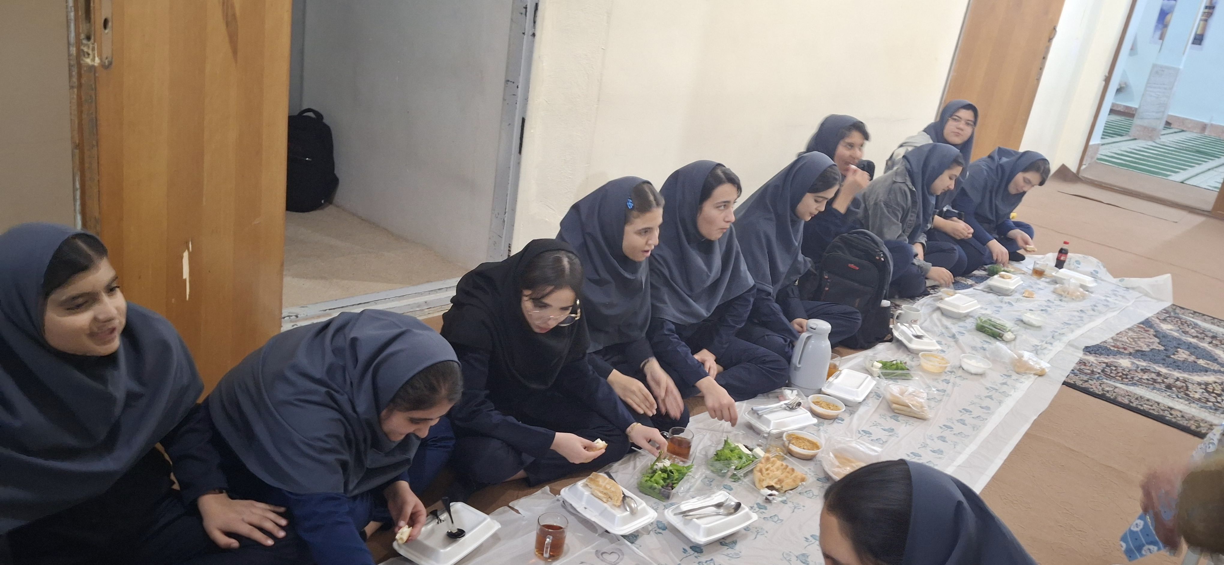برپایی سفره افطاری در خوابگاه فضیلت فاروج