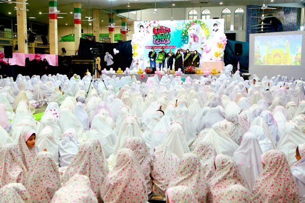  جشن تکلیف ۱۴۰۰ نفری دانش‌آموزان دختر شاهین شهری 