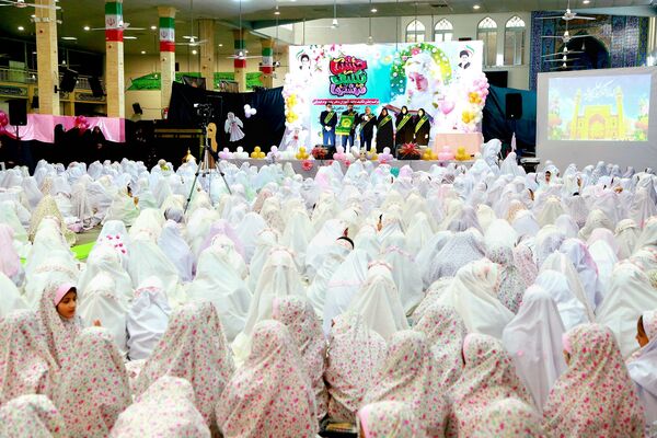  جشن تکلیف ۱۴۰۰ نفری دانش‌آموزان دختر شاهین شهری 